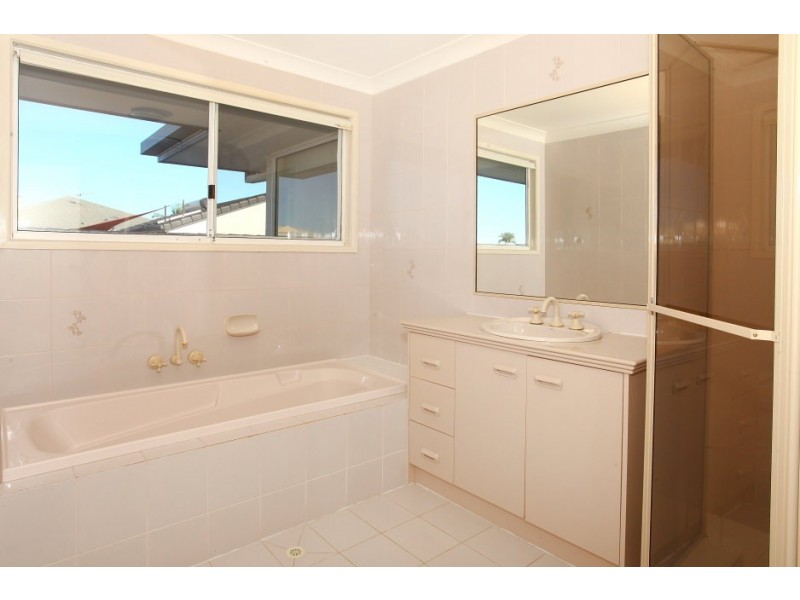 8 Portobello Drive, Mermaid Waters QLD 4218