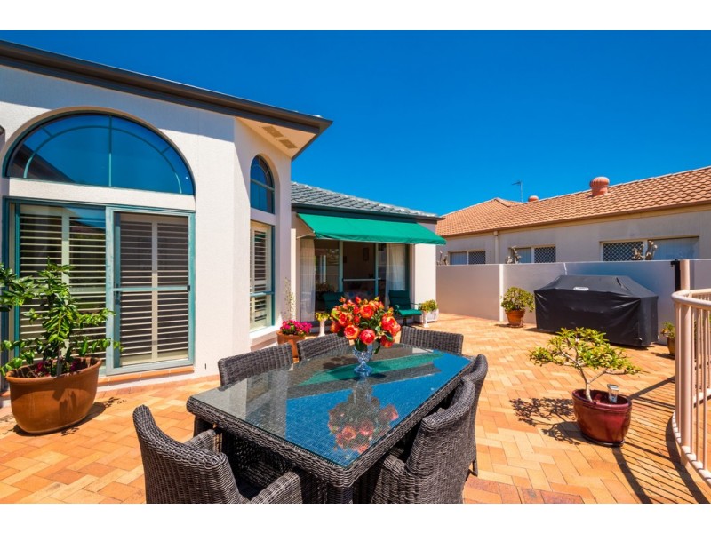 8 Sir Bruce Small Boulevard, Benowa Waters QLD 4217