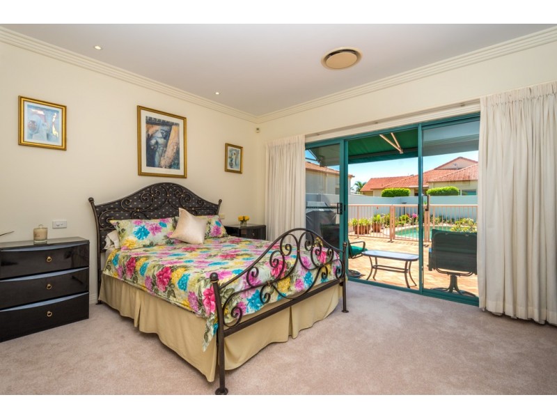 8 Sir Bruce Small Boulevard, Benowa Waters QLD 4217