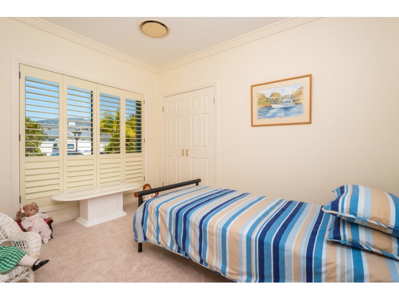 8 Sir Bruce Small Boulevard, Benowa Waters QLD 4217