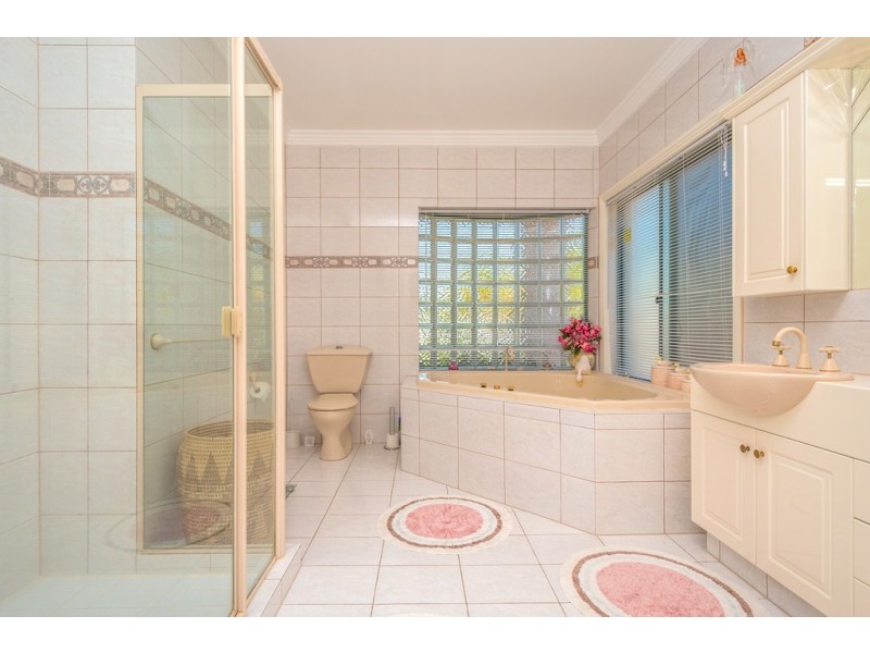 8 Sir Bruce Small Boulevard, Benowa Waters QLD 4217