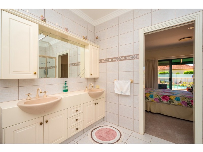 8 Sir Bruce Small Boulevard, Benowa Waters QLD 4217