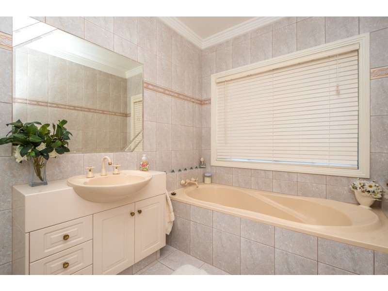 8 Sir Bruce Small Boulevard, Benowa Waters QLD 4217