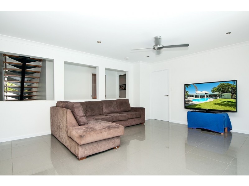 24 McIlwraith Avenue, Sorrento QLD 4217