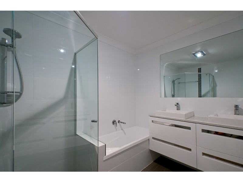 24 McIlwraith Avenue, Sorrento QLD 4217