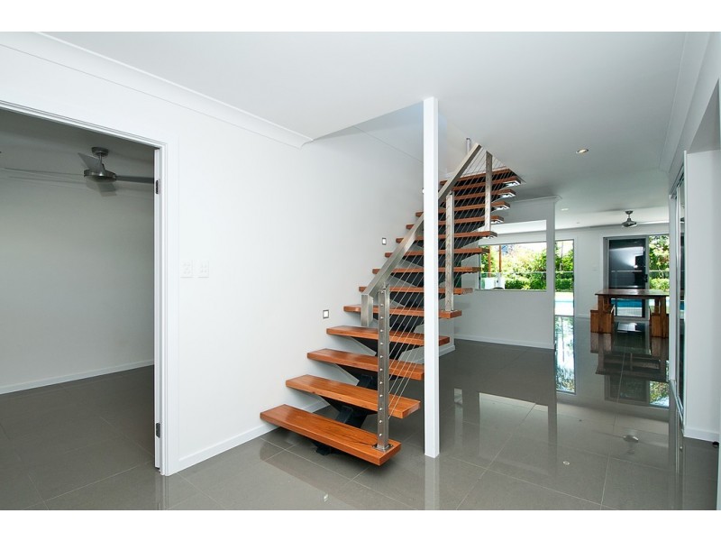 24 McIlwraith Avenue, Sorrento QLD 4217