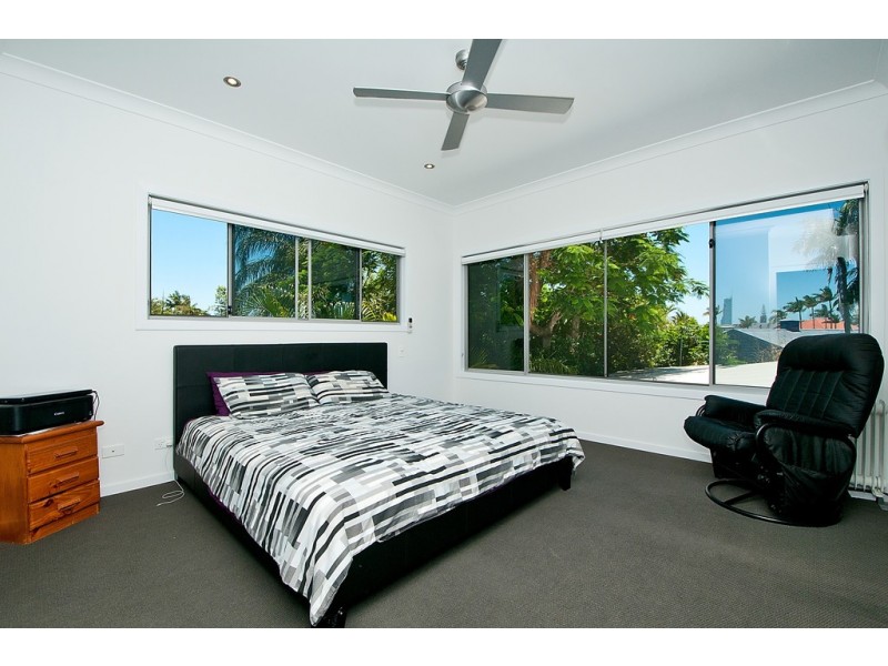 24 McIlwraith Avenue, Sorrento QLD 4217