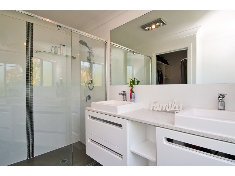 24 McIlwraith Avenue, Sorrento QLD 4217