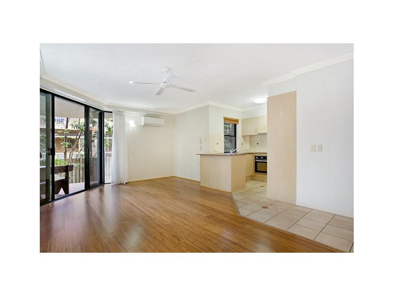 2/22 First Ave, Broadbeach QLD 4218
