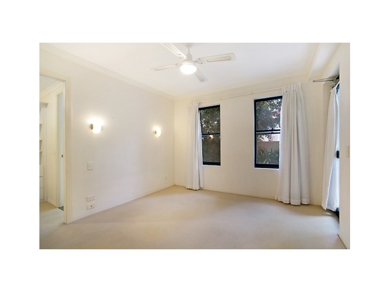 2/22 First Ave, Broadbeach QLD 4218