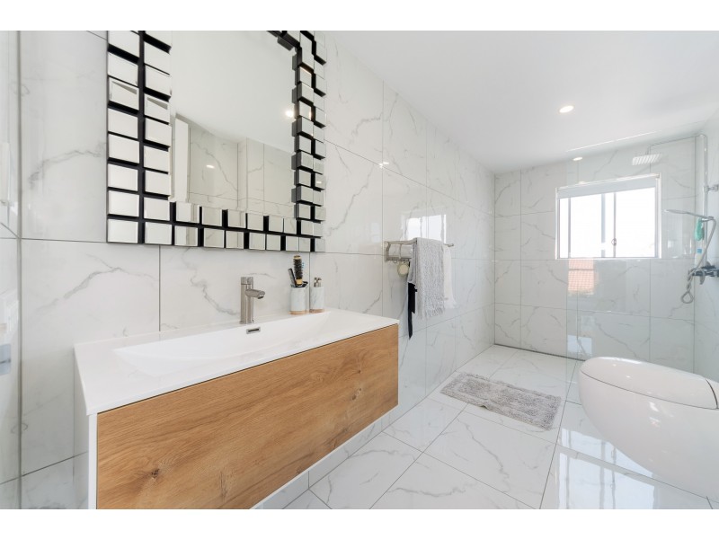 12 Claymore Crescent, Sorrento QLD 4217