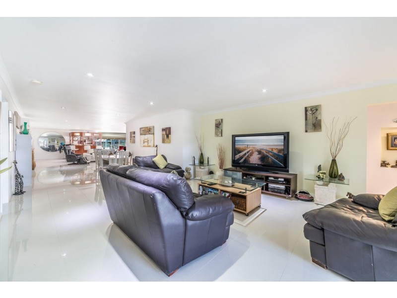 9 Andrea Avenue, Broadbeach Waters QLD 4218
