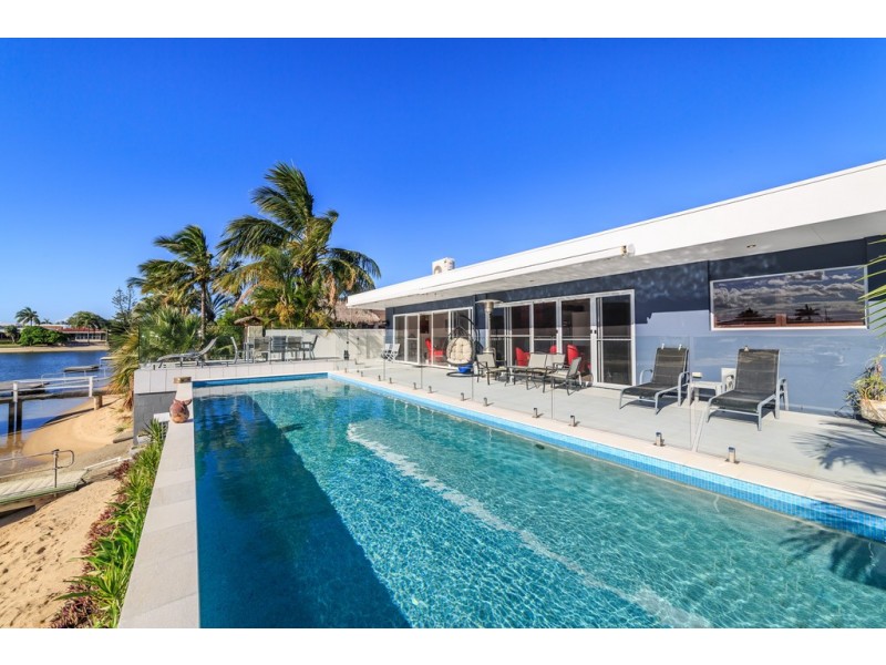 9 Andrea Avenue, Broadbeach Waters QLD 4218