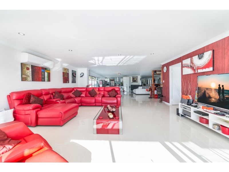9 Andrea Avenue, Broadbeach Waters QLD 4218