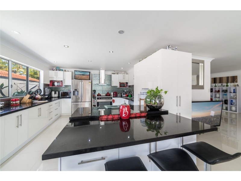 9 Andrea Avenue, Broadbeach Waters QLD 4218