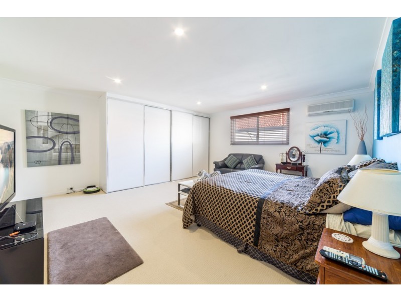 9 Andrea Avenue, Broadbeach Waters QLD 4218