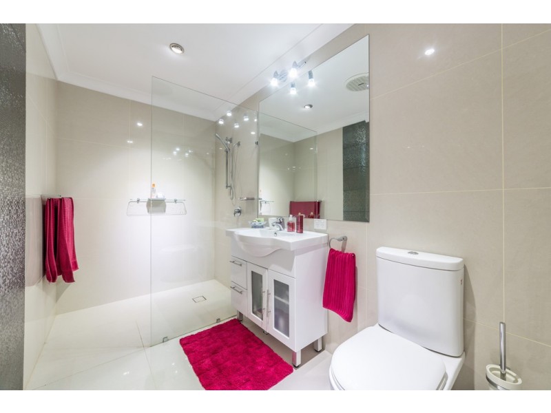 9 Andrea Avenue, Broadbeach Waters QLD 4218