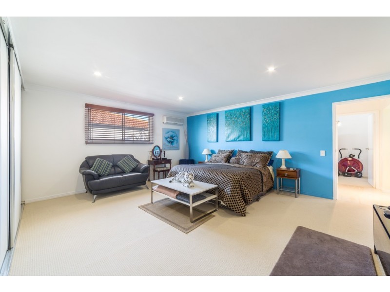 9 Andrea Avenue, Broadbeach Waters QLD 4218