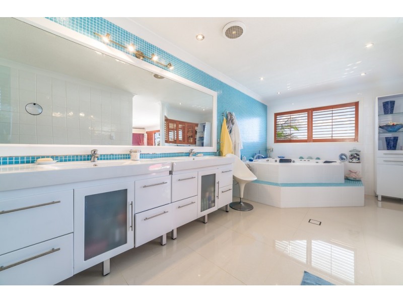 9 Andrea Avenue, Broadbeach Waters QLD 4218