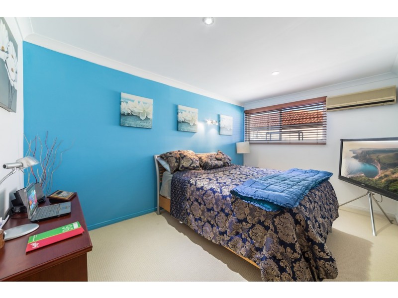 9 Andrea Avenue, Broadbeach Waters QLD 4218