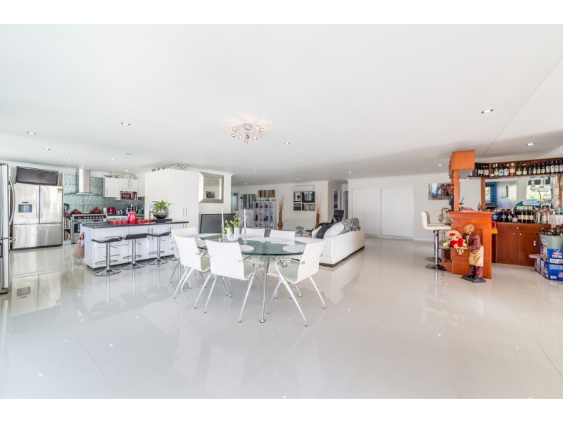 9 Andrea Avenue, Broadbeach Waters QLD 4218
