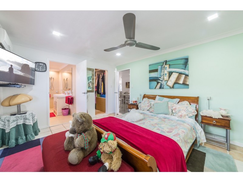 9 Andrea Avenue, Broadbeach Waters QLD 4218