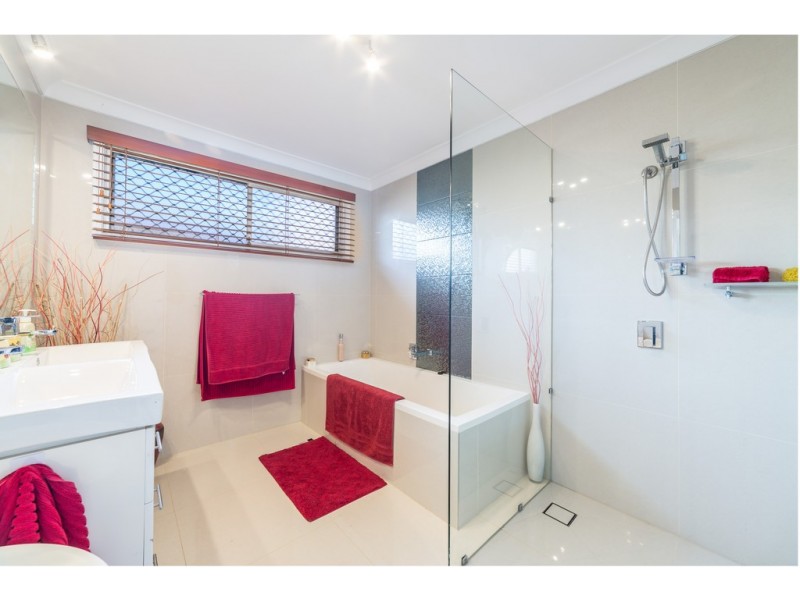 9 Andrea Avenue, Broadbeach Waters QLD 4218