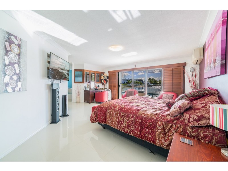 9 Andrea Avenue, Broadbeach Waters QLD 4218