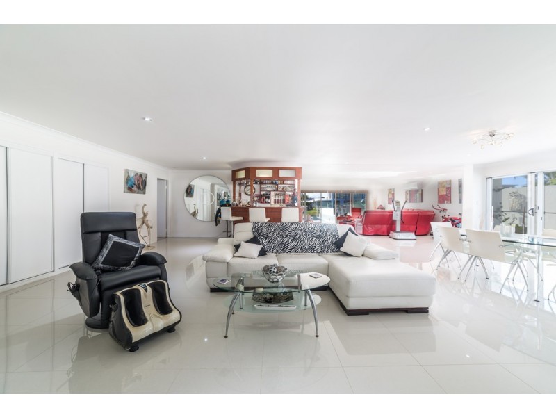 9 Andrea Avenue, Broadbeach Waters QLD 4218
