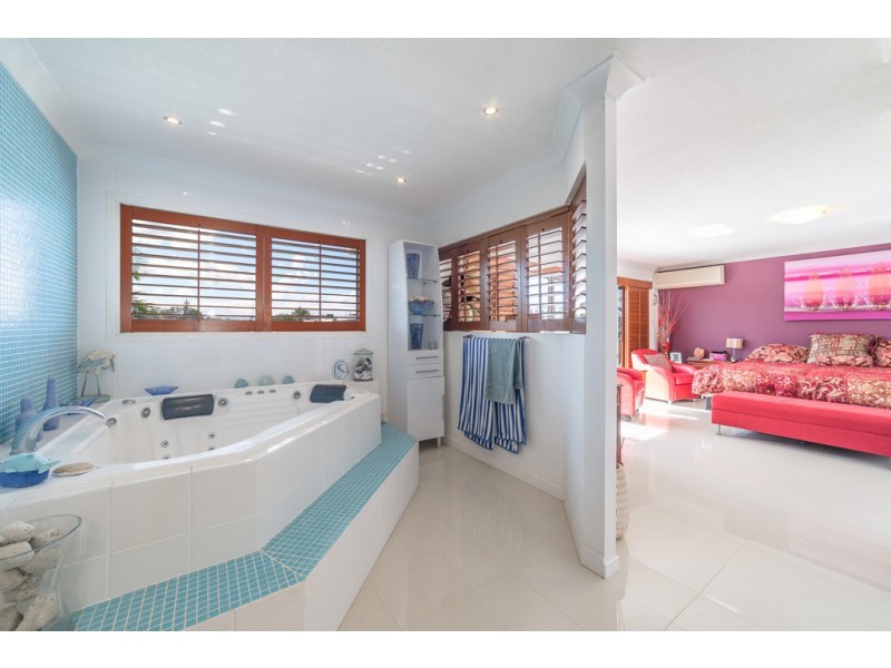 9 Andrea Avenue, Broadbeach Waters QLD 4218
