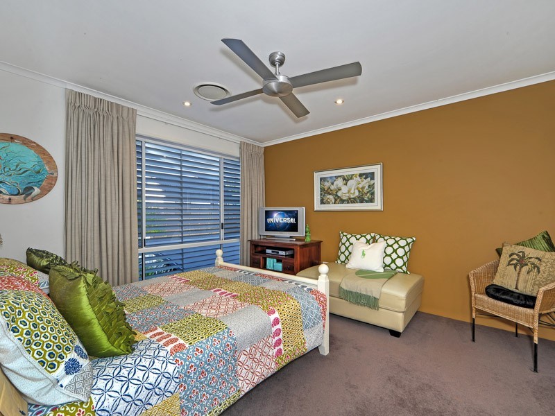 4 St Raphael Terrace, Sorrento QLD 4217