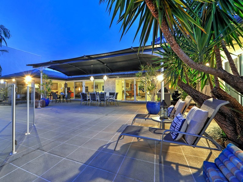 4 St Raphael Terrace, Sorrento QLD 4217