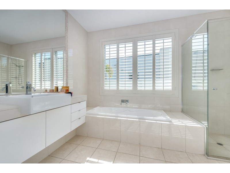 113 Sir Bruce Small Boulevard, Benowa Waters QLD 4217
