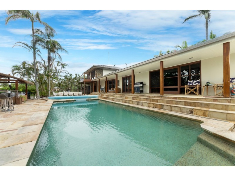 17 Andrew Avenue, Broadbeach Waters QLD 4218