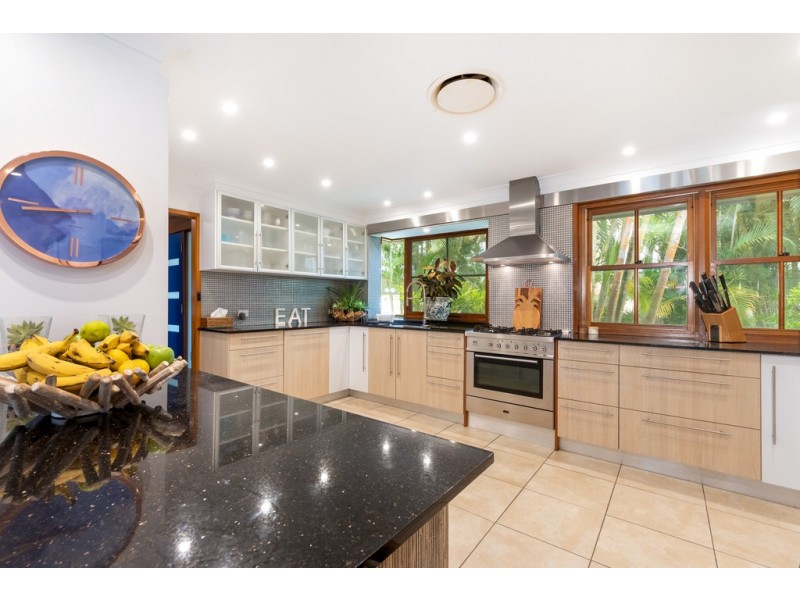 17 Andrew Avenue, Broadbeach Waters QLD 4218