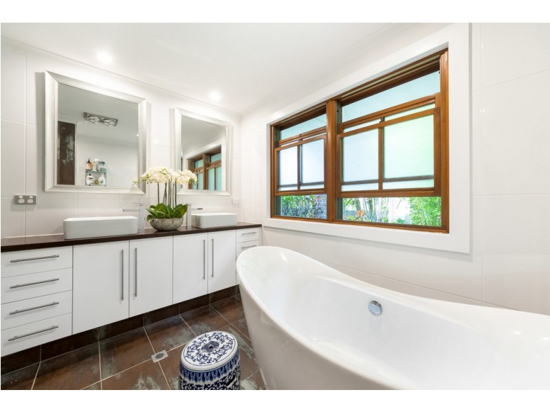 17 Andrew Avenue, Broadbeach Waters QLD 4218