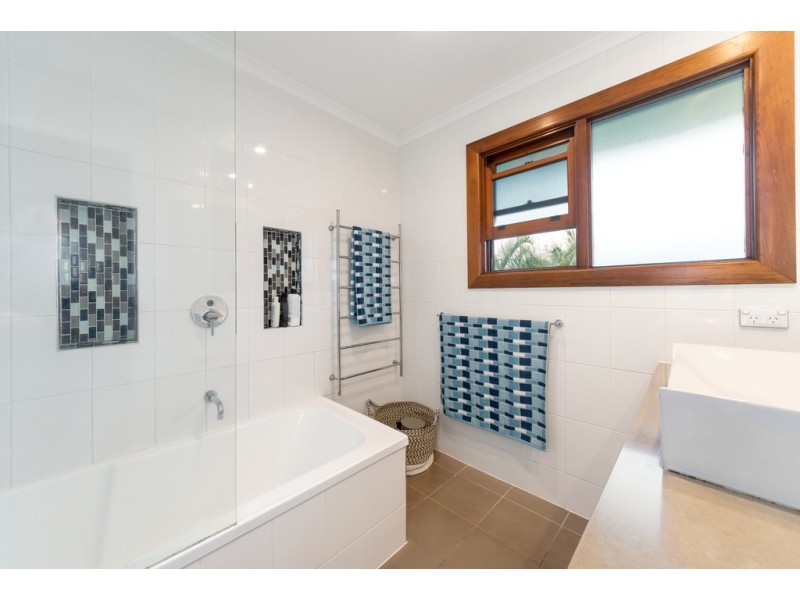 17 Andrew Avenue, Broadbeach Waters QLD 4218