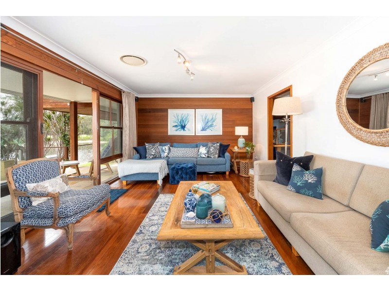 17 Andrew Avenue, Broadbeach Waters QLD 4218