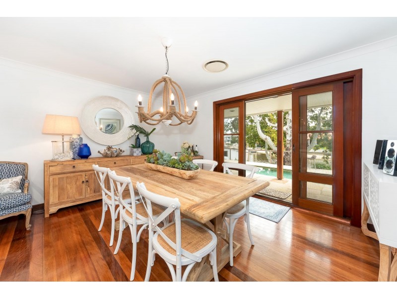 17 Andrew Avenue, Broadbeach Waters QLD 4218