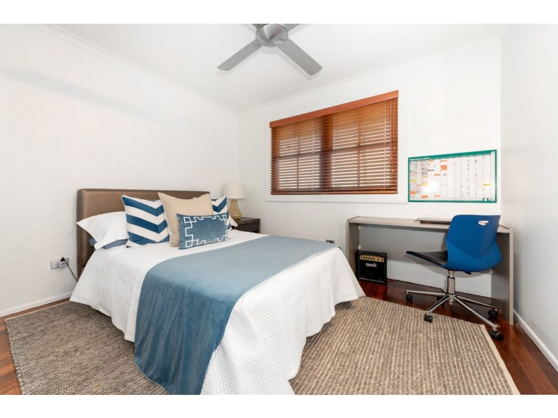 17 Andrew Avenue, Broadbeach Waters QLD 4218