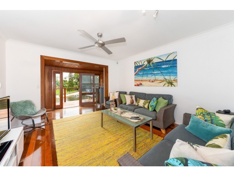 17 Andrew Avenue, Broadbeach Waters QLD 4218