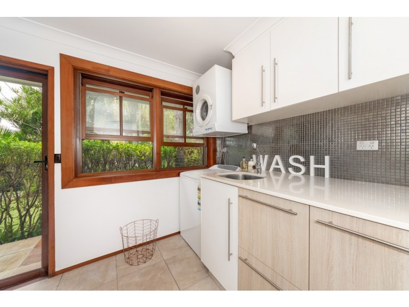 17 Andrew Avenue, Broadbeach Waters QLD 4218