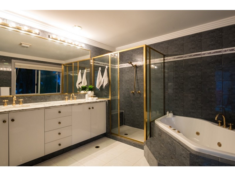 106 Edinburgh Road, Benowa Waters QLD 4217