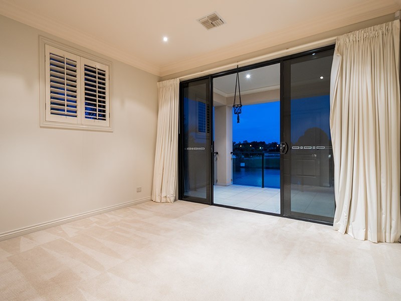 143 Sir Bruce Small Boulevard, Benowa Waters QLD 4217