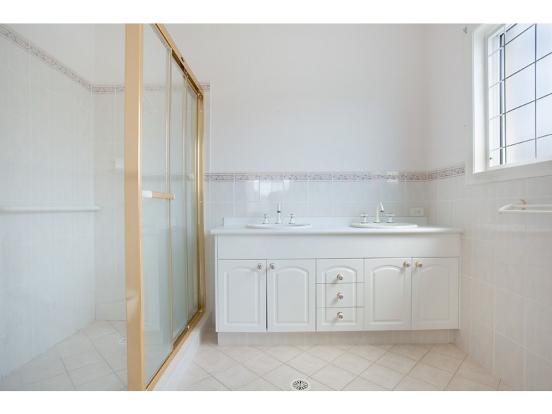 63 Edinburgh Road, Benowa Waters QLD 4217