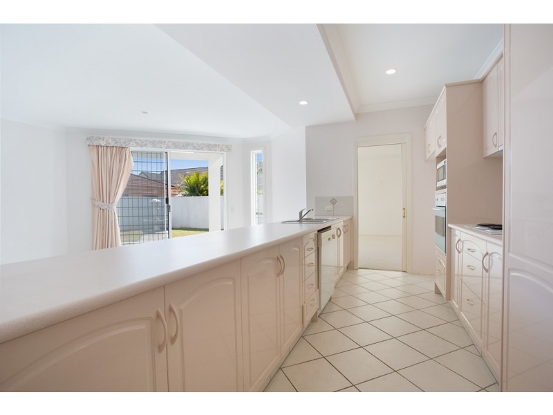 63 Edinburgh Road, Benowa Waters QLD 4217