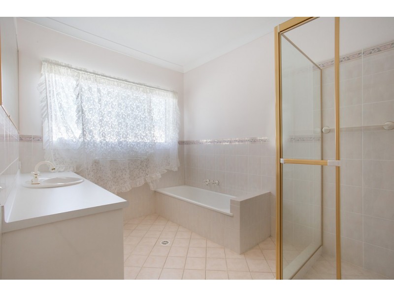 63 Edinburgh Road, Benowa Waters QLD 4217