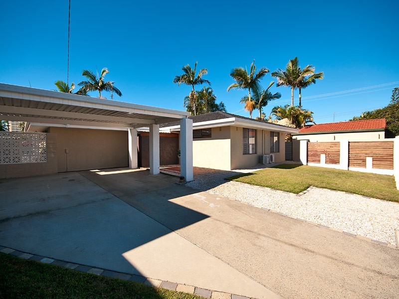 2 Winter Haven Key, Broadbeach Waters QLD 4218