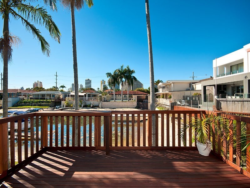 2 Winter Haven Key, Broadbeach Waters QLD 4218
