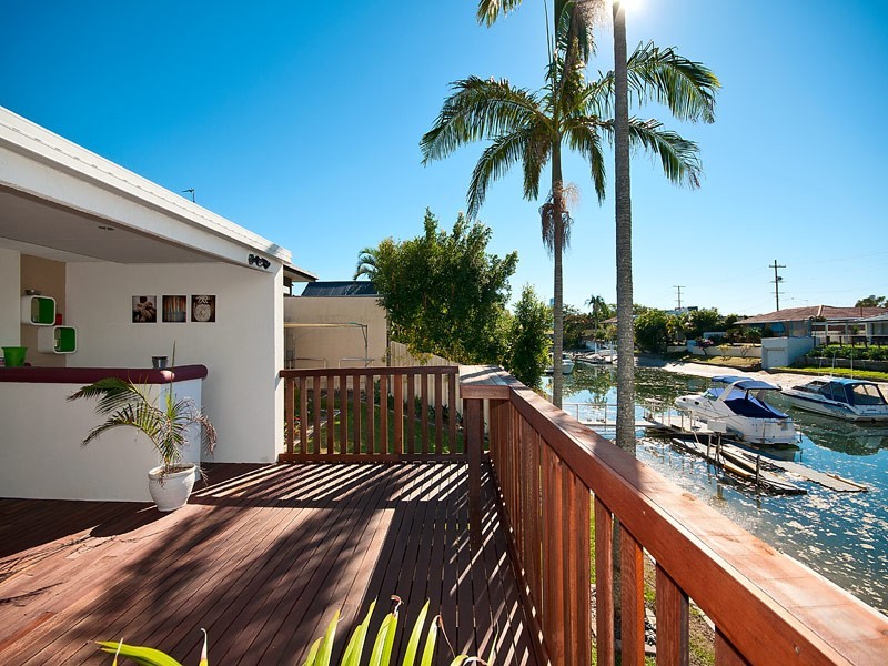 2 Winter Haven Key, Broadbeach Waters QLD 4218